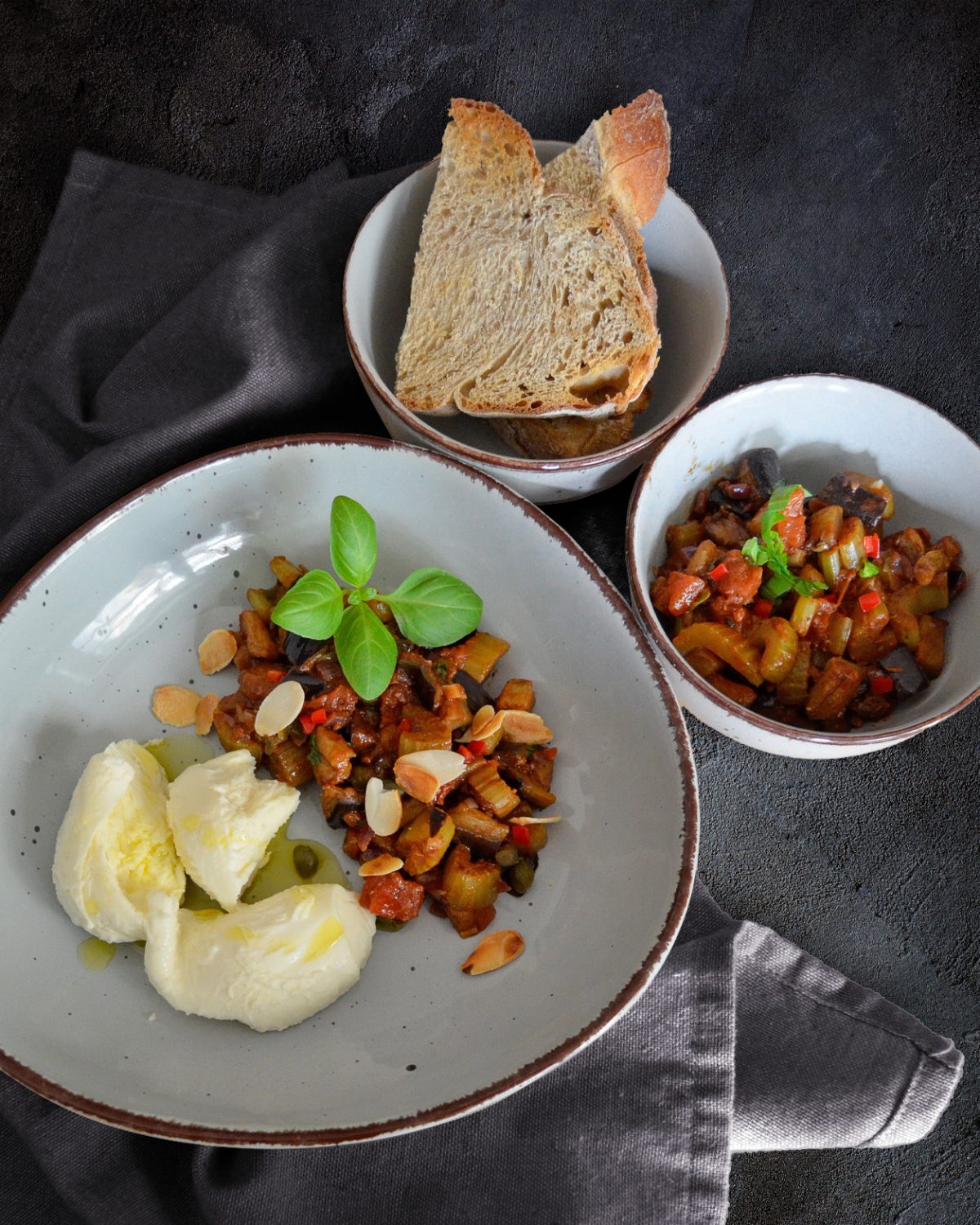 Caponata mit Mozzarella