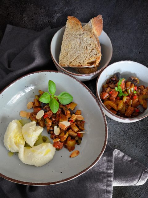 Caponata mit Mozzarella