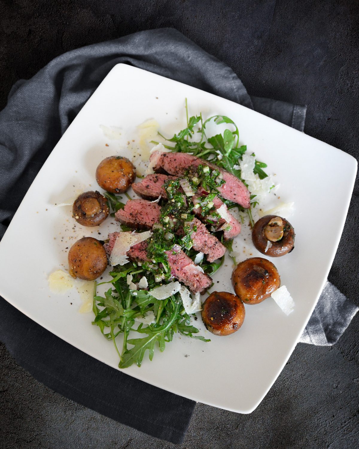 Flanksteak auf Rucola mit Champignons