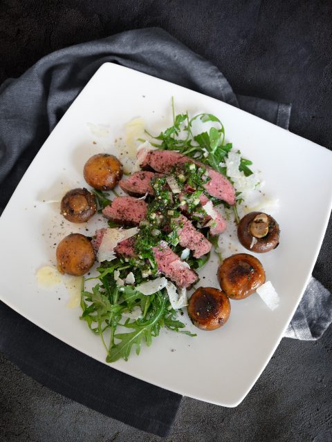 Flanksteak auf Rucola mit Champignons