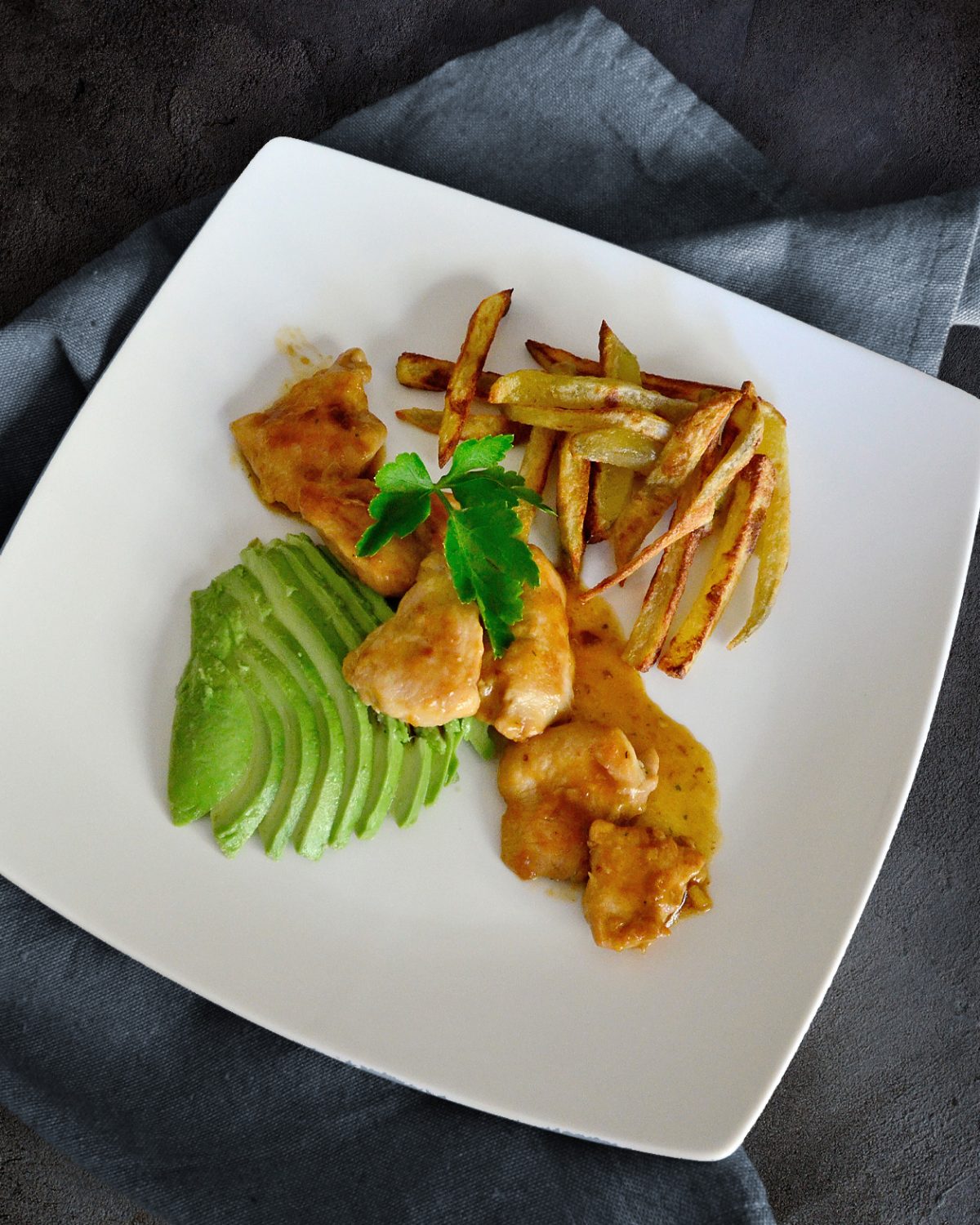 Teriyaki-Hähnchen mit Avocado und Pommes