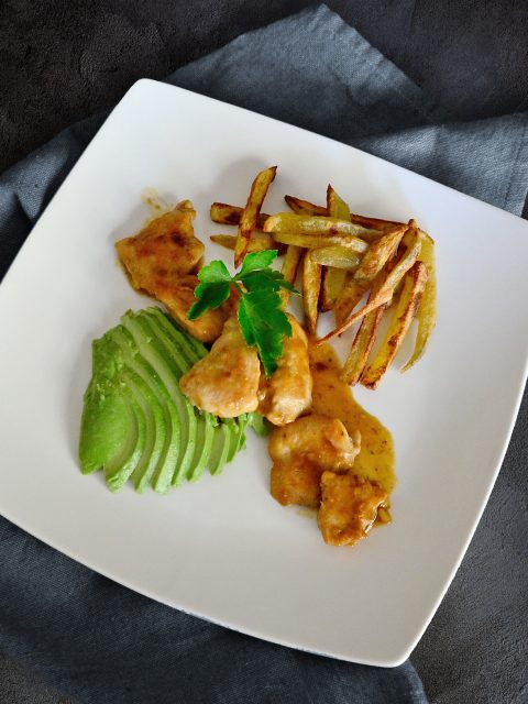 Teriyaki-Hähnchen mit Avocado und Pommes