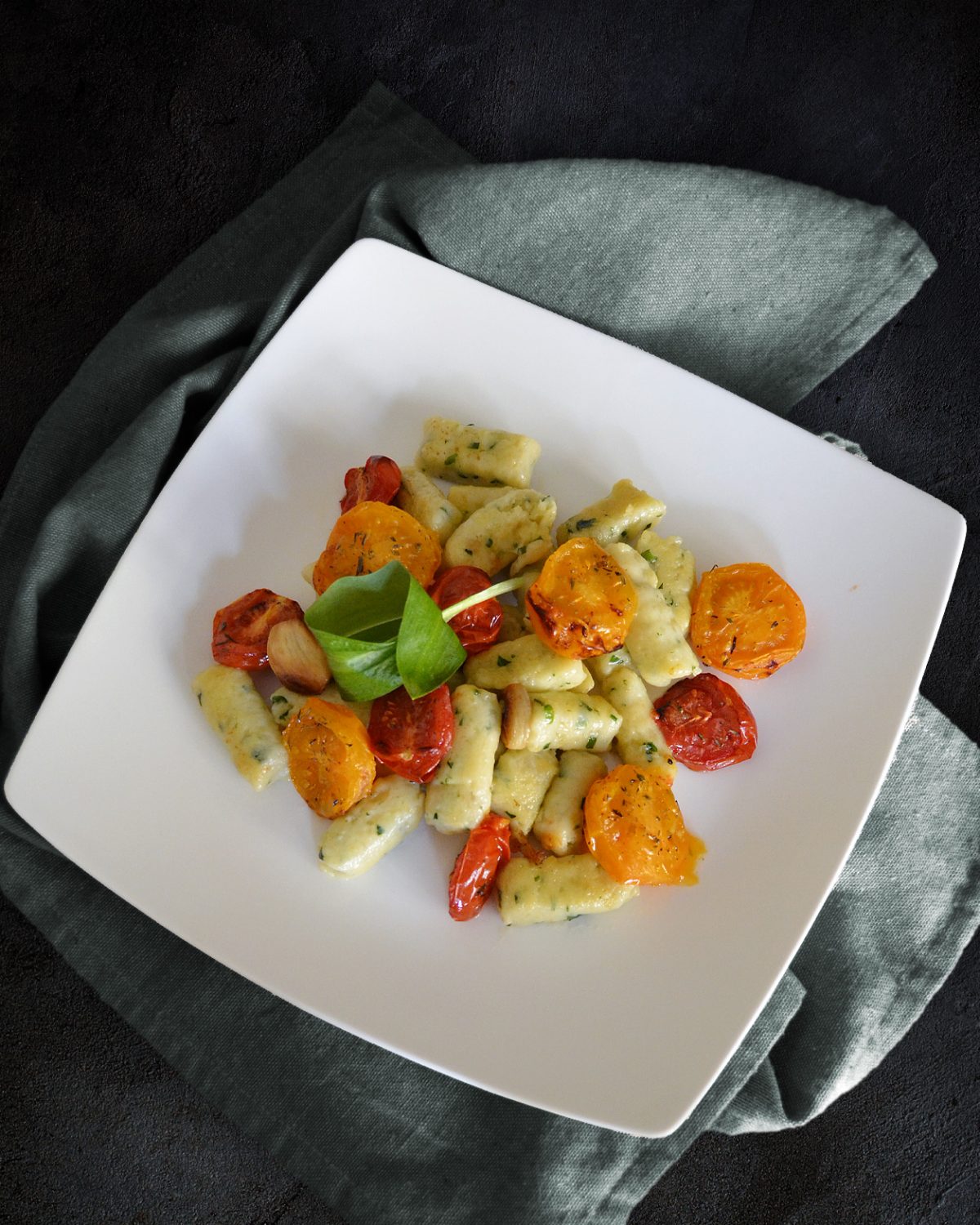 Bärlauch-Ricotta_Gnocchi mit geschmolzenen Tomaten