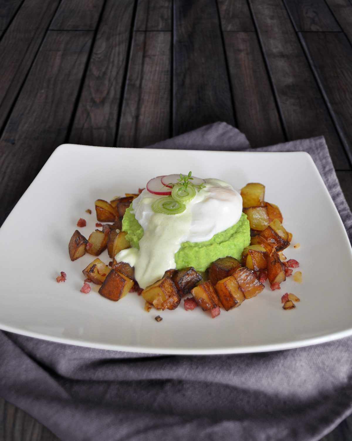 Erbspüree mit pochiertem Ei und Wasabi-Sauce zu Bratkartoffeln