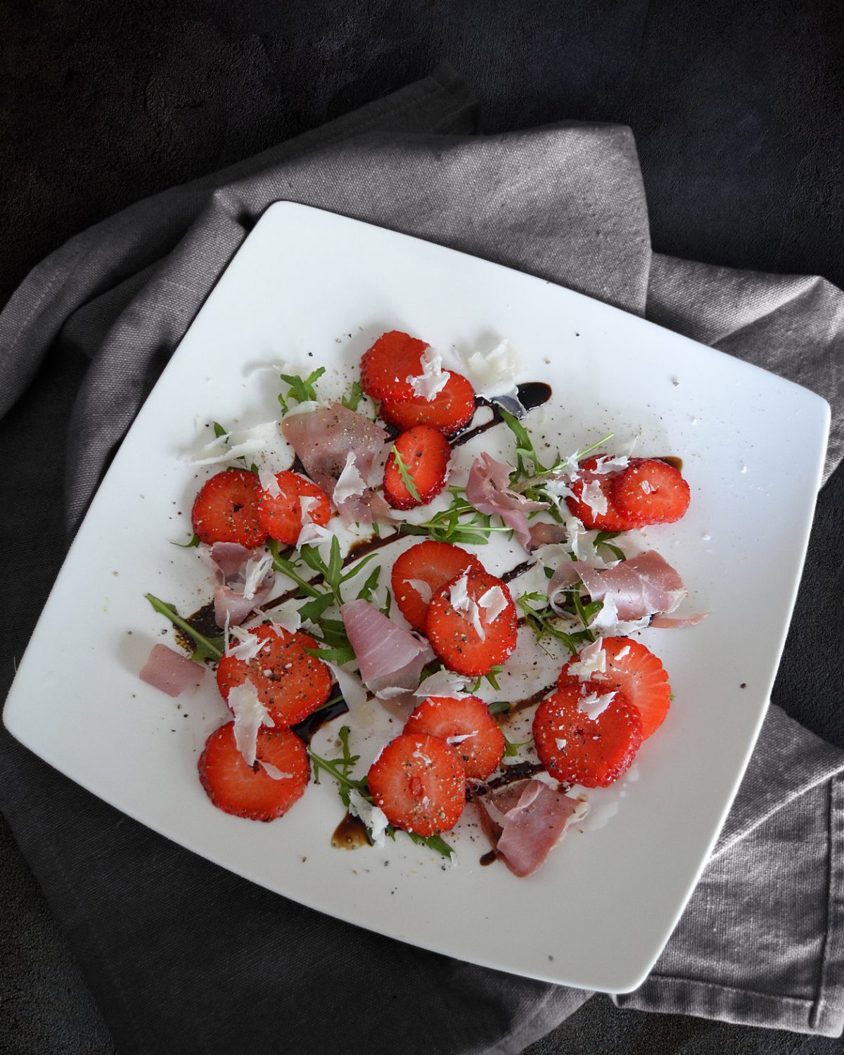 Erdbeersalat mit Serrano und Rucola