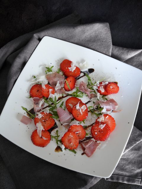 Erdbeersalat mit Serrano und Rucola