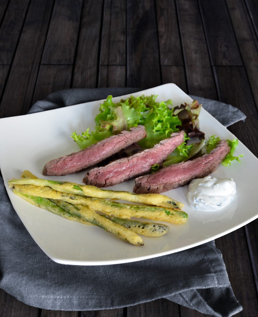 Spargel im Bierteig mit Steakstreifen und Blattsalat