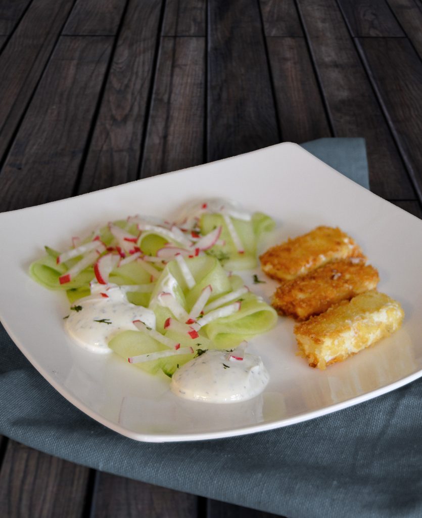 Gurken-Radieschen-Salat mit paniertem Feta