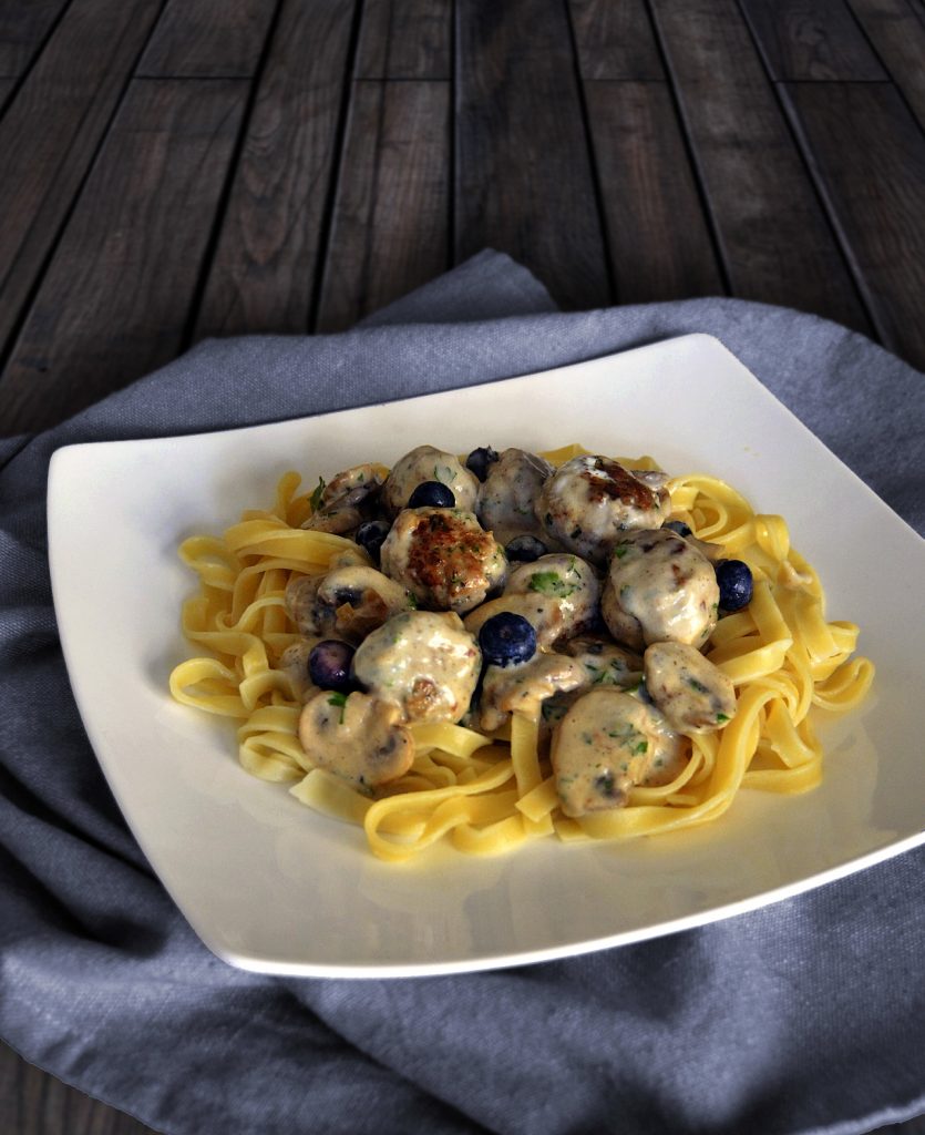 Kötbullar mit Champignons und Heidelbeeren