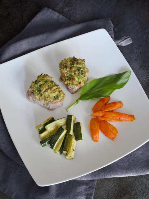 Schweinemadaillons mit Bärlauchkruste und Ofengemüse