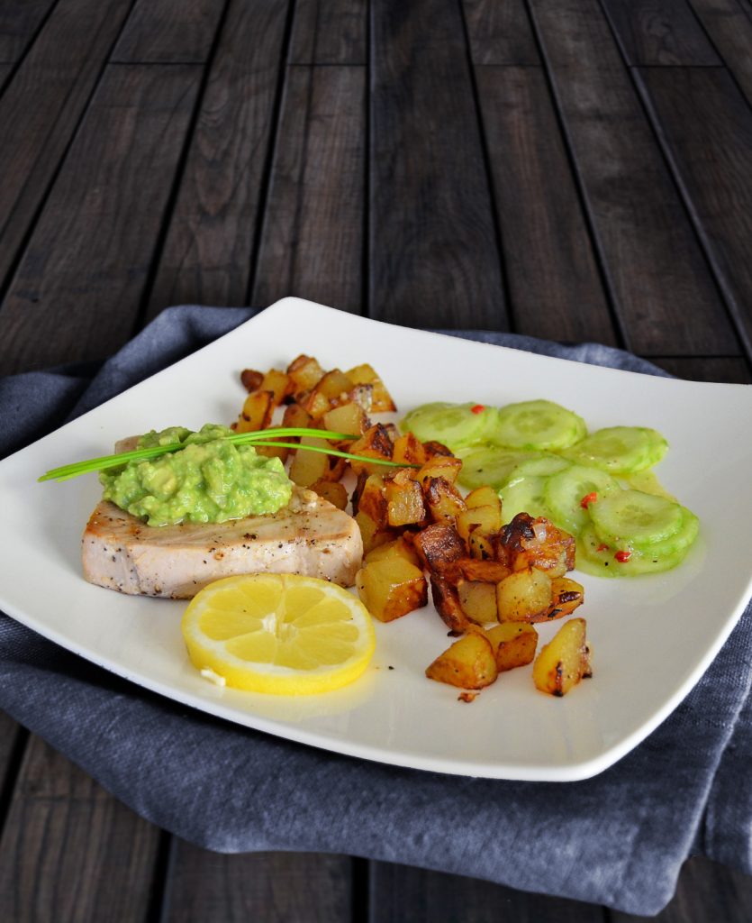 Thunfisch mit Wasabi-Avocado, Bratkartoffeln und Gurkensalat