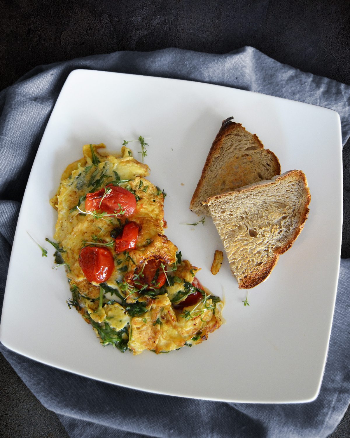 Tomaten-Rucola-Omelette mit Mozzarella