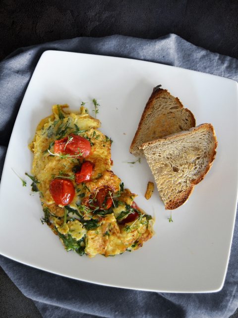 Tomaten-Rucola-Omelette mit Mozzarella