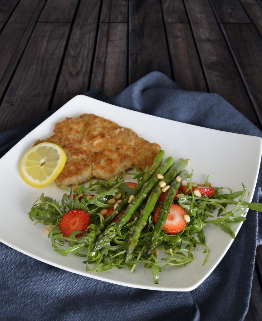 Schnitzel mit Rucola-Erdbeer-Salat und gebratenem Spargel