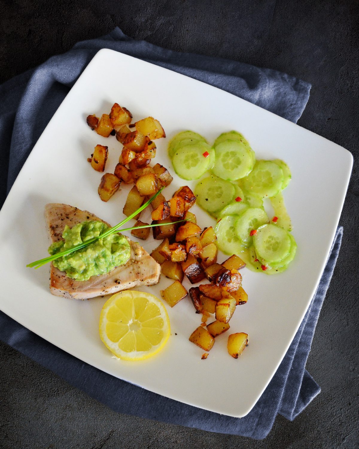 Thunfisch mit Wasabi-Avocado, Bratkartoffeln und Gurkensalat