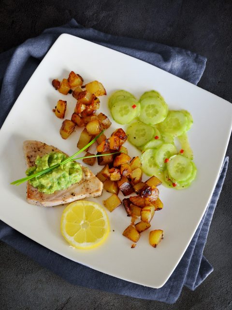 Thunfisch mit Wasabi-Avocado, Bratkartoffeln und Gurkensalat