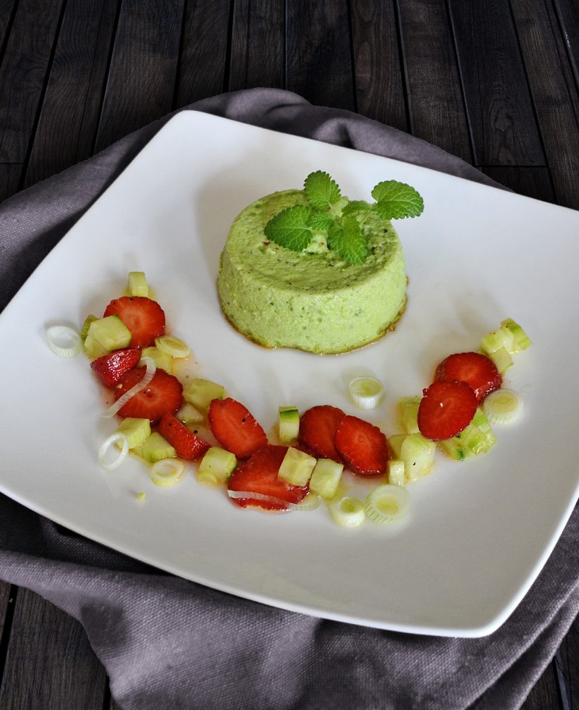 Erbsenflan mit Erdbeer-Gurken-Salat