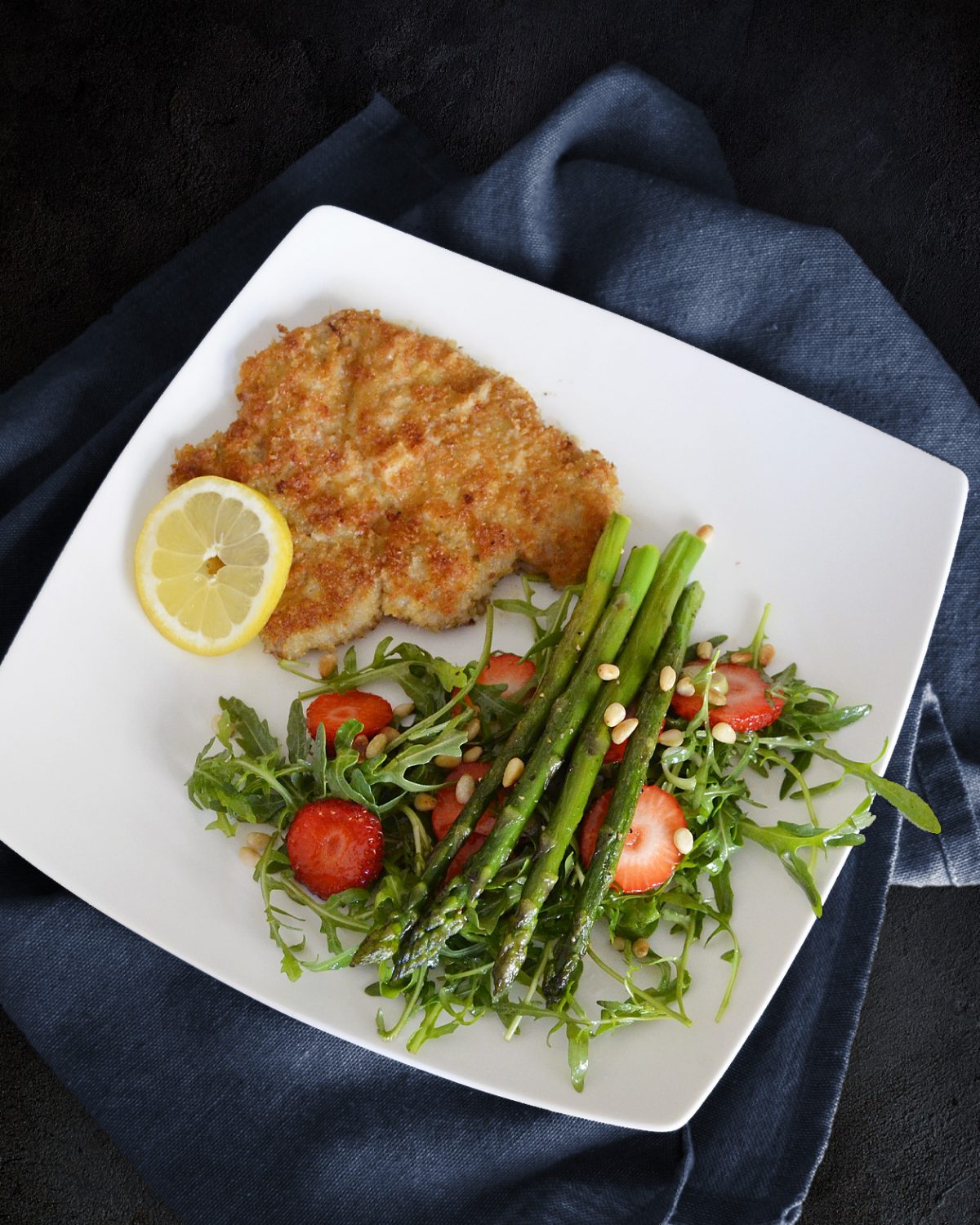 Schnitzel mit Rucola-Erdbeer-Salat und gebratenem Spargel