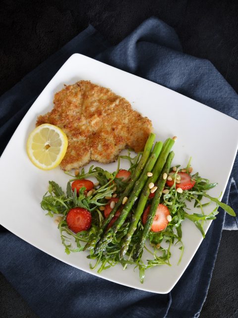 Schnitzel mit Rucola-Erdbeer-Salat und gebratenem Spargel