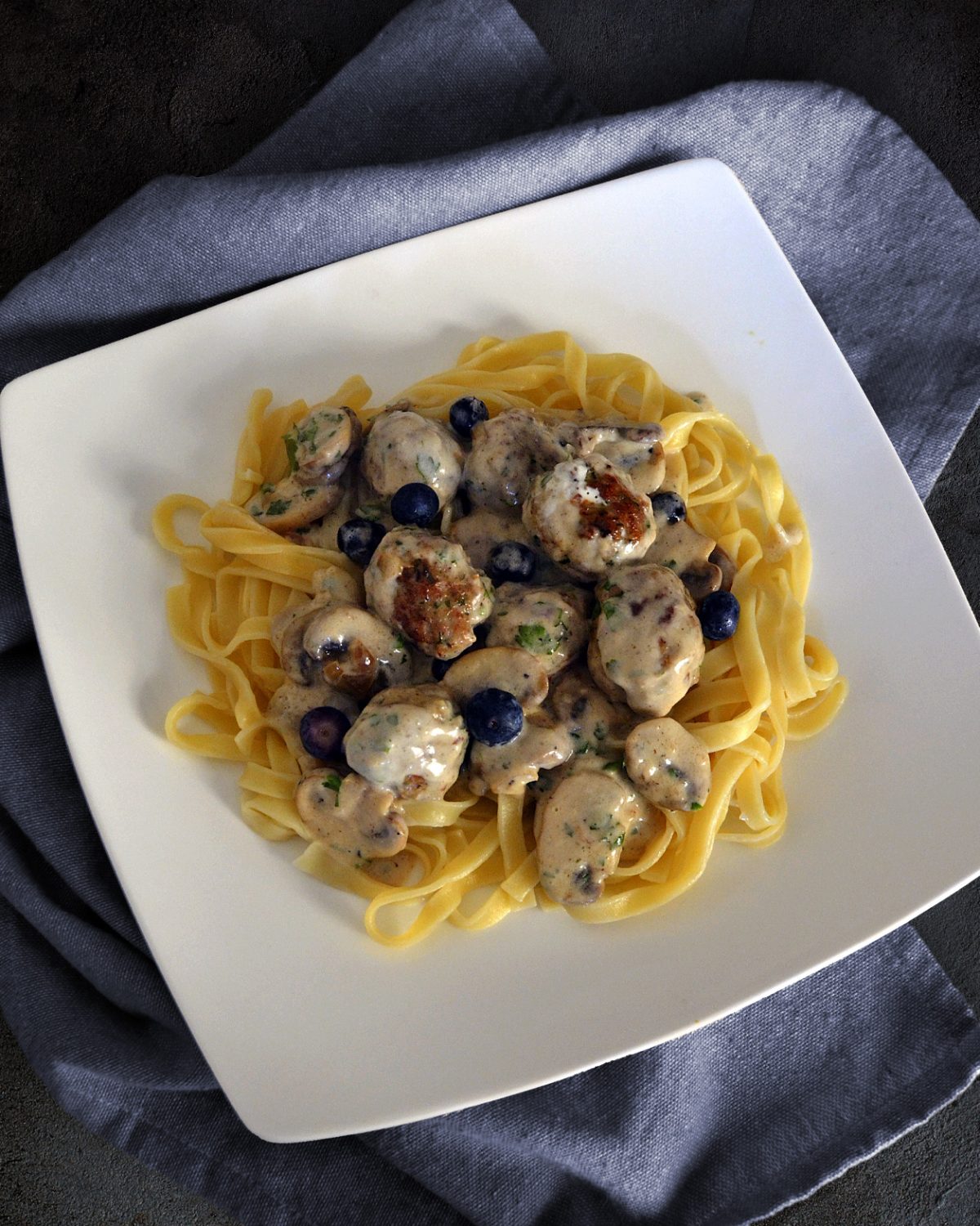 Kötbullar mit Champignons und Heidelbeeren