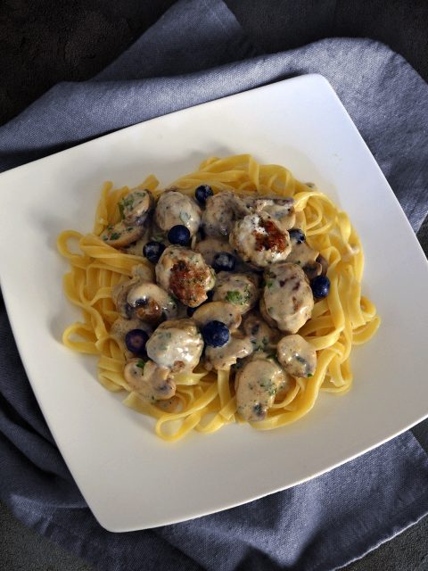 Kötbullar mit Champignons und Heidelbeeren