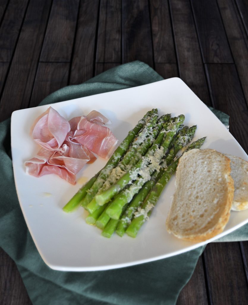 Gratinierter grüner Spargel mit Schinken