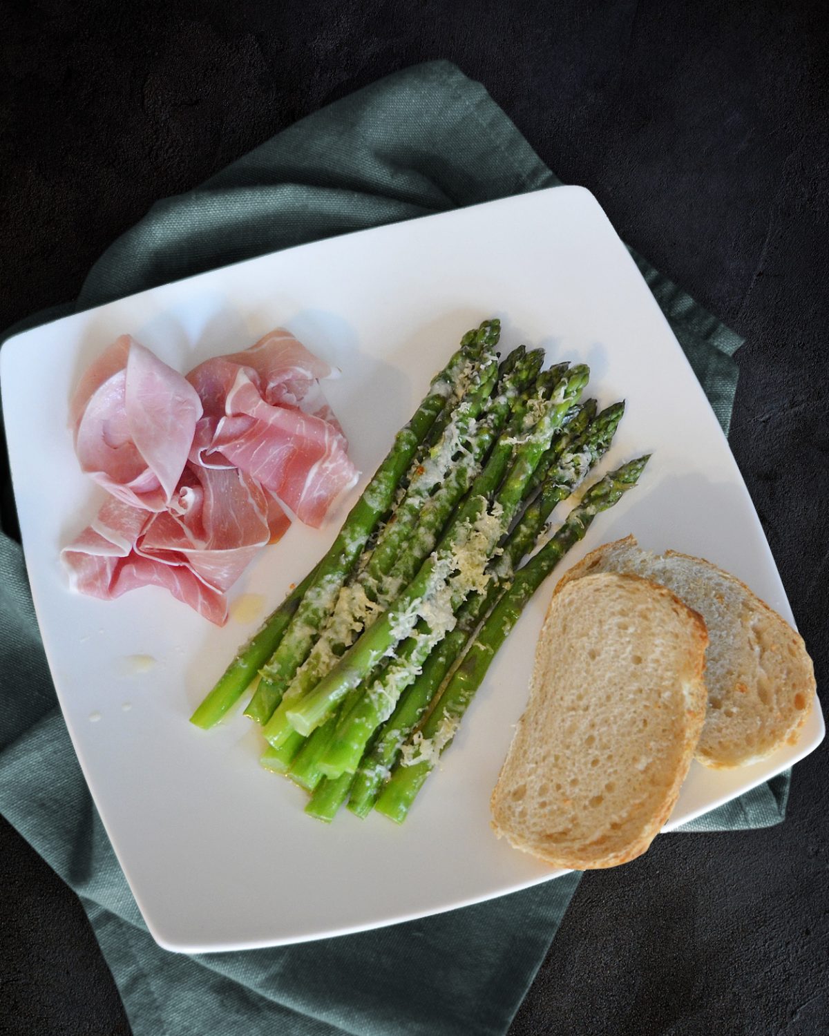 Gratinierter grüner Spargel mit Schinken