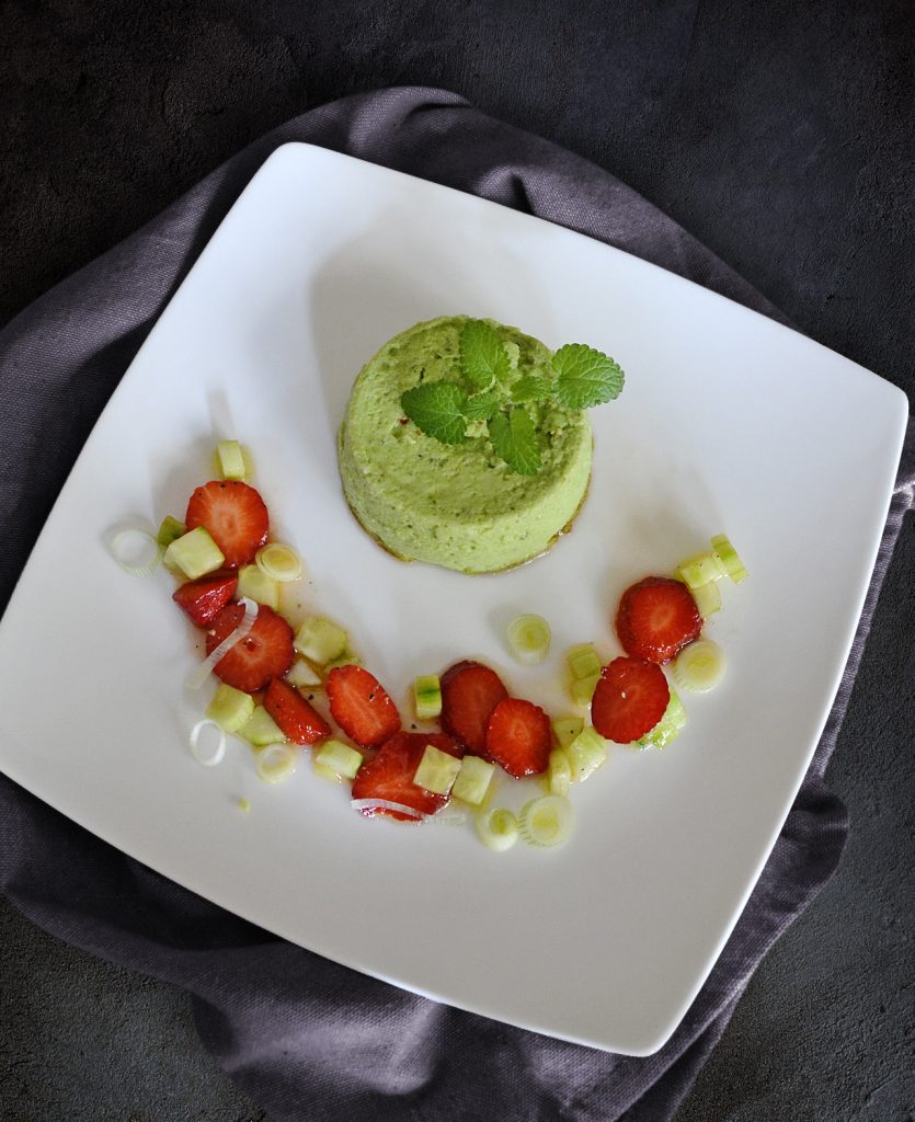 Erbsenflan mit Erdbeer-Gurken-Salat