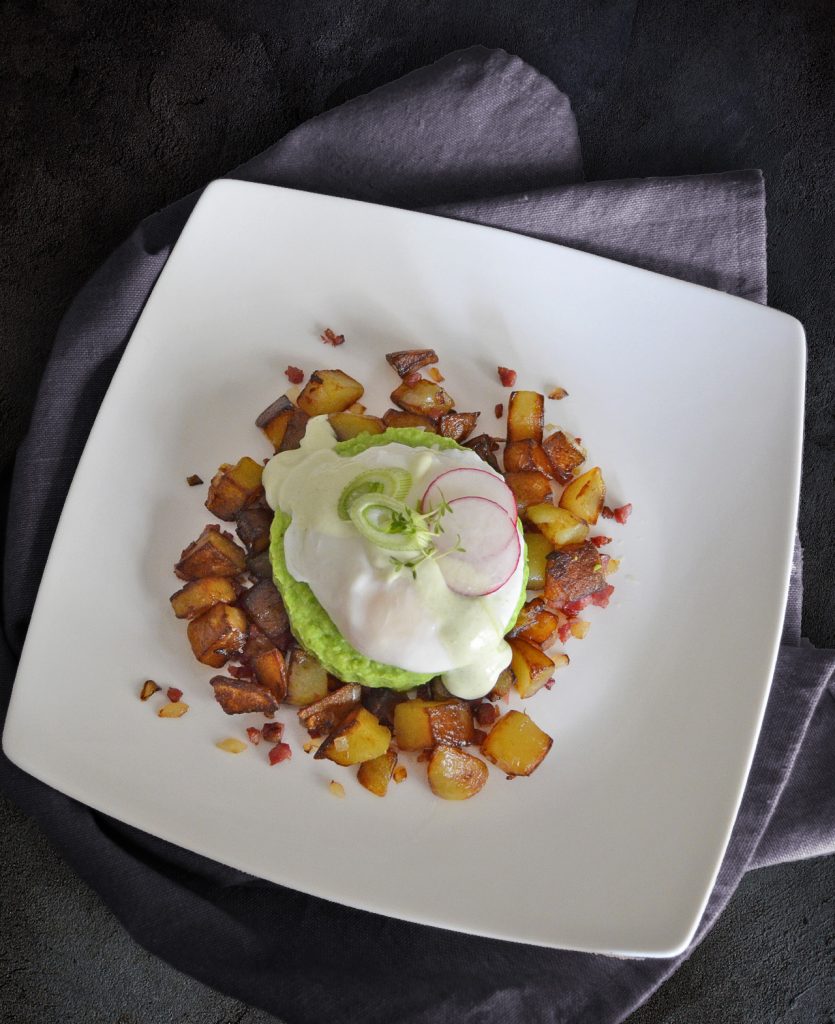 Erbspüree mit pochiertem Ei und Wasabi-Sauce zu Bratkartoffeln