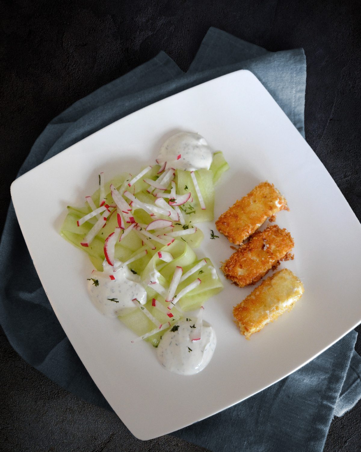 Gurken-Radieschen-Salat mit paniertem Feta