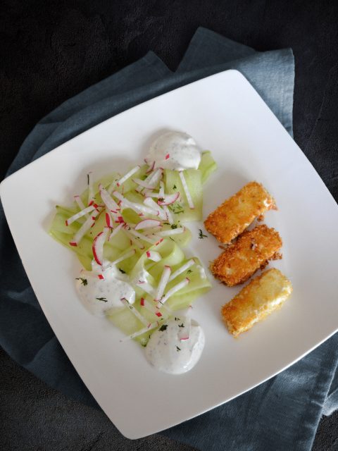 Gurken-Radieschen-Salat mit paniertem Feta