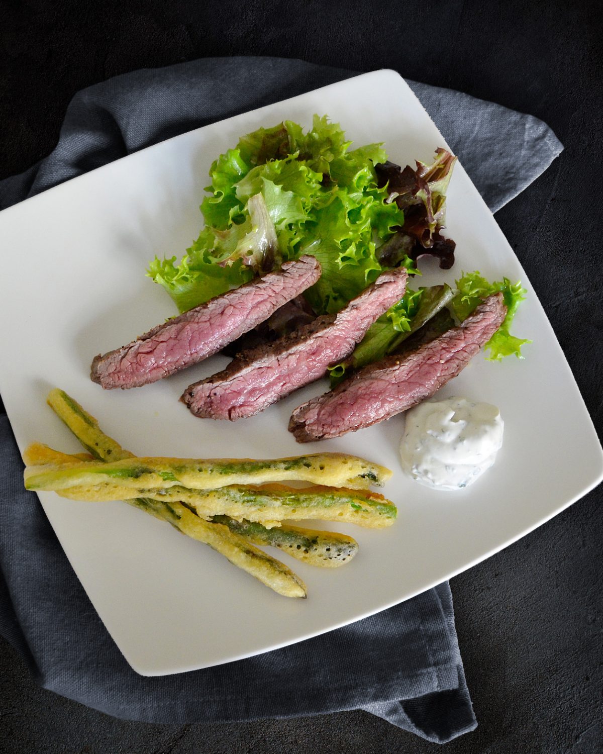 Spargel im Bierteig mit Steakstreifen und Blattsalat