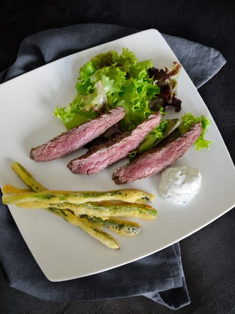 Spargel im Bierteig mit Steakstreifen und Blattsalat