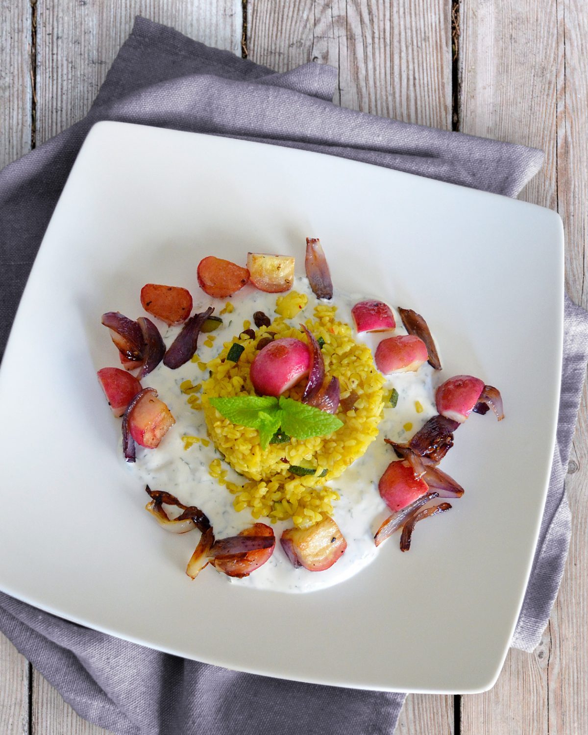 Bulgur mit Radieschen und roten Zwiebeln