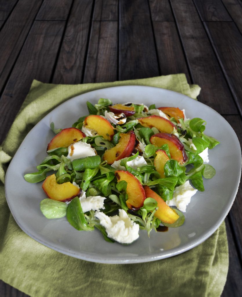 Feldsalat mit Mozzarella und gebratenen Pfirsichen