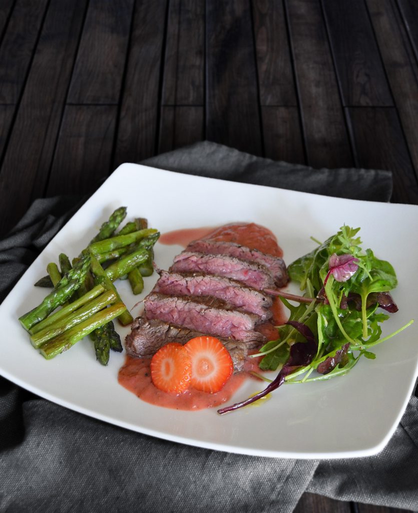 Flanksteak mit Erdbeer-Pfeffer-Soße und grünem Spargel