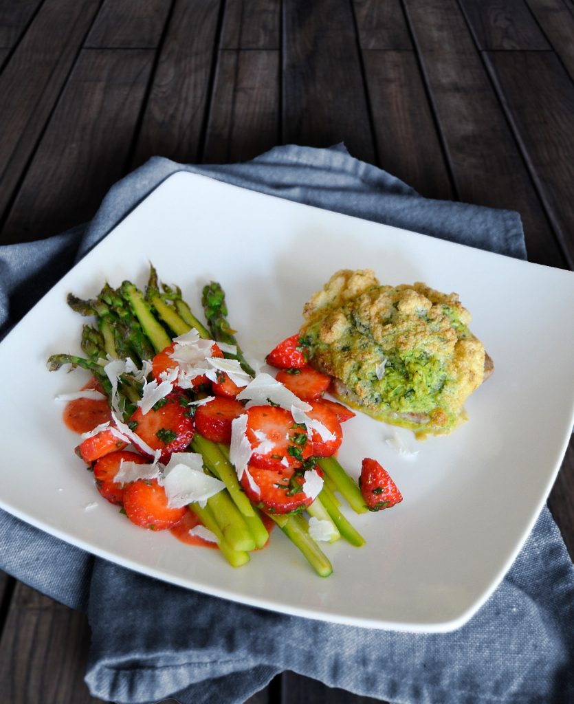 Kräuterschnitzel mit grünem Spargel und Erdbeeren