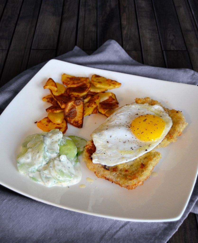 Paniertes Schnitzel mit Spiegelei