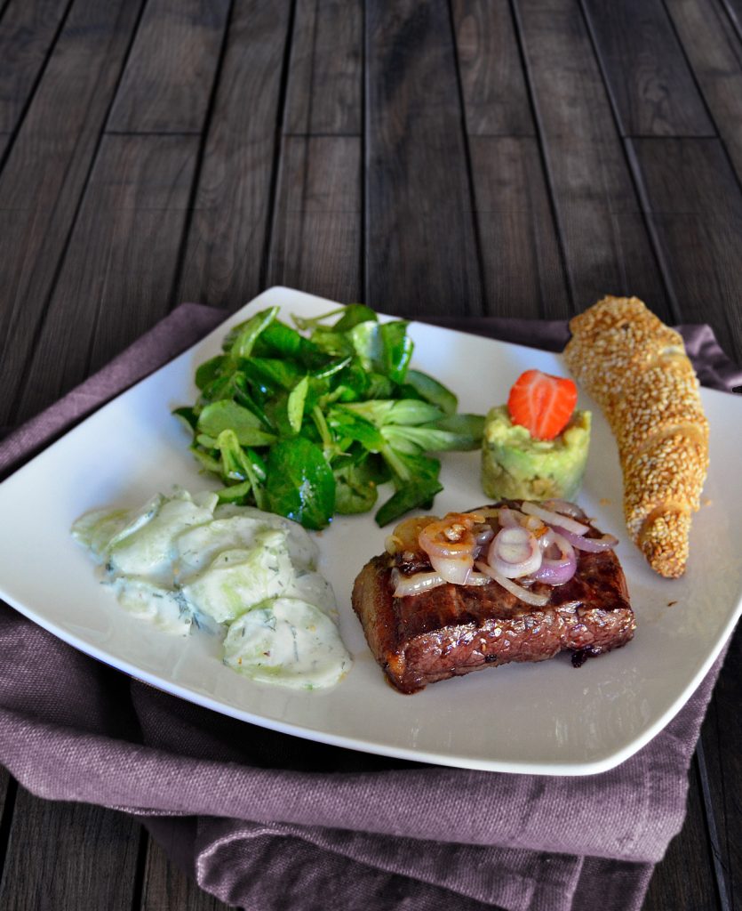 Steak mit Salaten und Sesamstange
