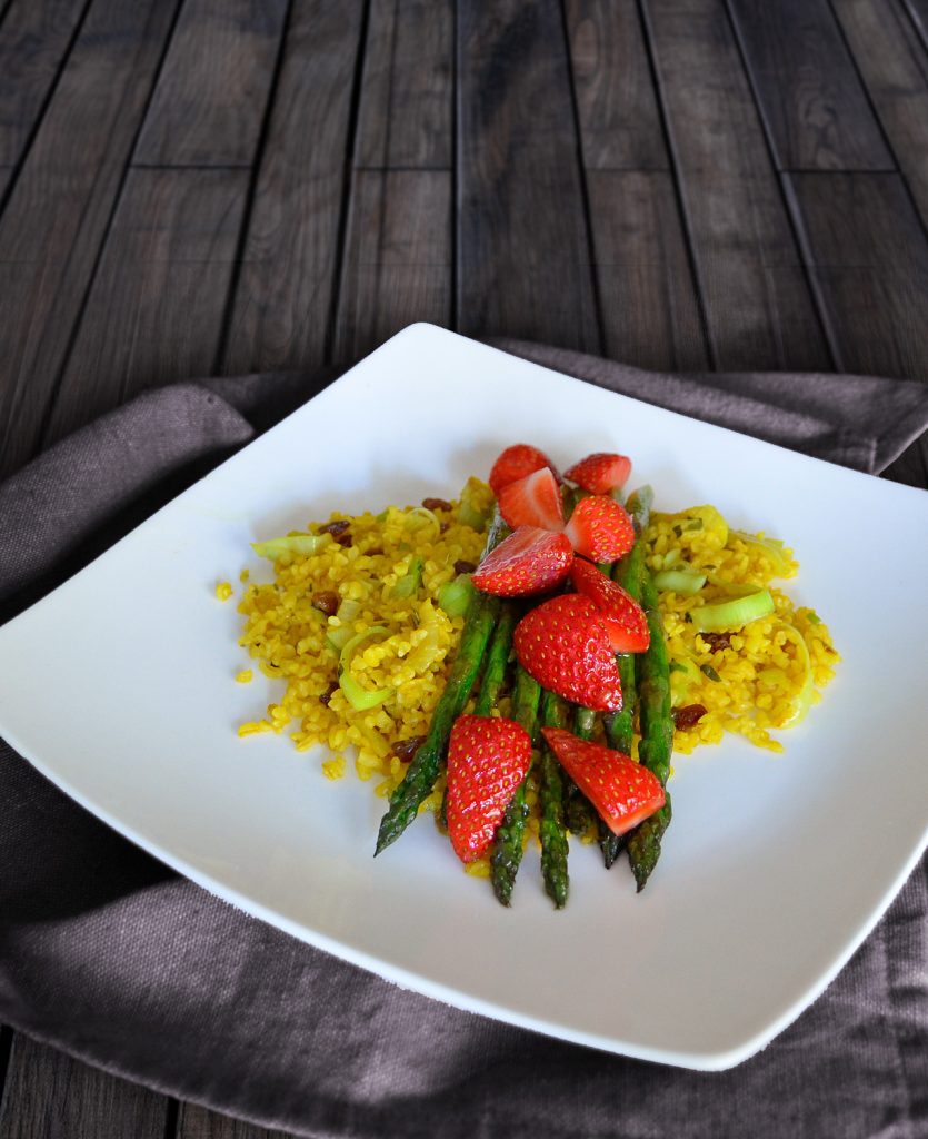 Lauwarmer Bulgursalat mit Spargel und Erdbeeren