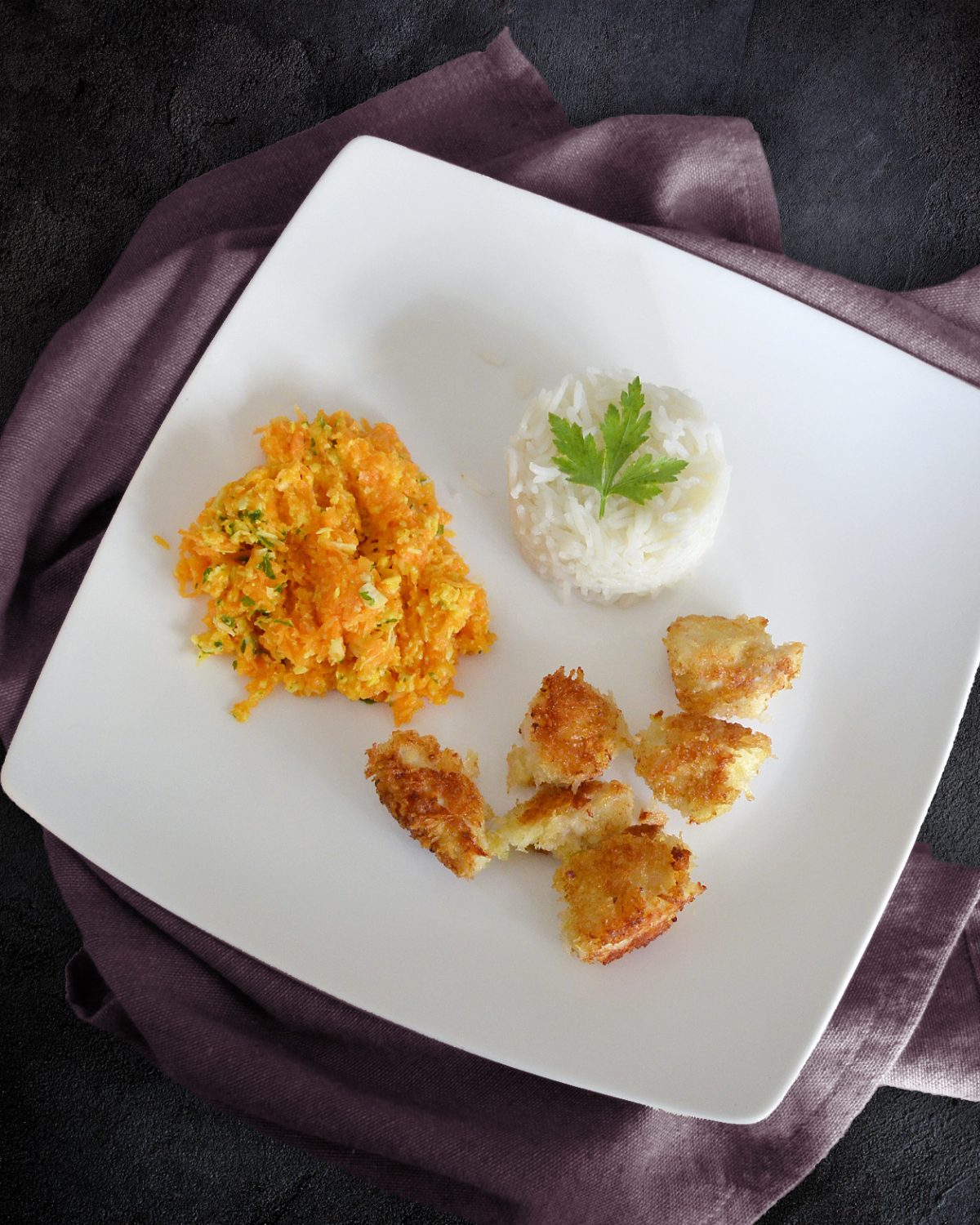 Chicken-Nuggets mit Möhrensalat uns Reis