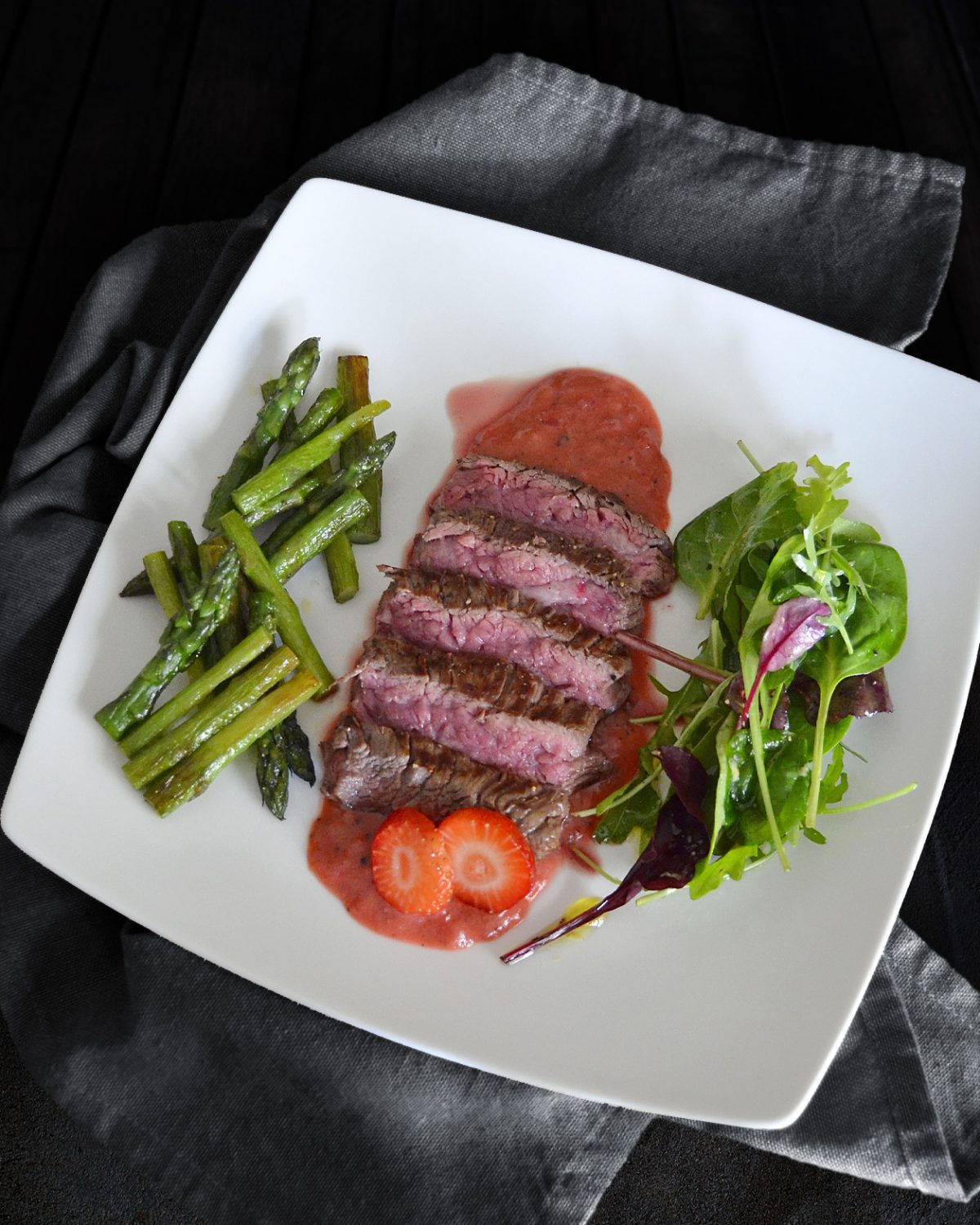 Flanksteak mit Erdbeer-Pfeffer-Soße und grünem Spargel