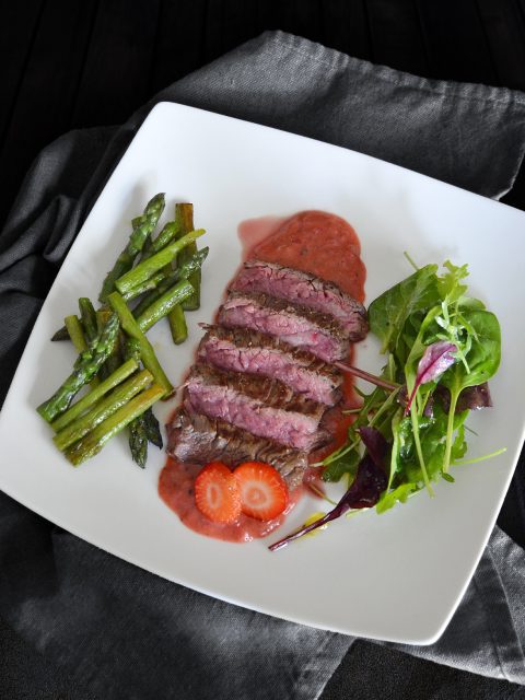 Flanksteak mit Erdbeer-Pfeffer-Soße und grünem Spargel