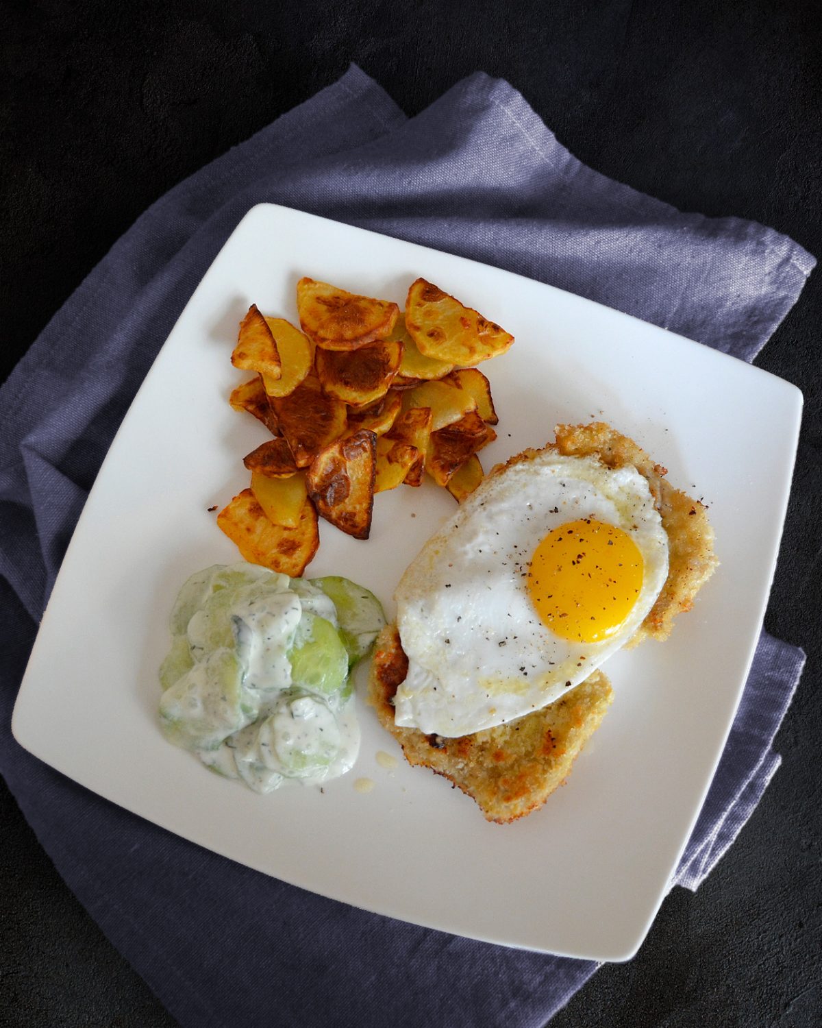 Paniertes Schnitzel mit Spiegelei