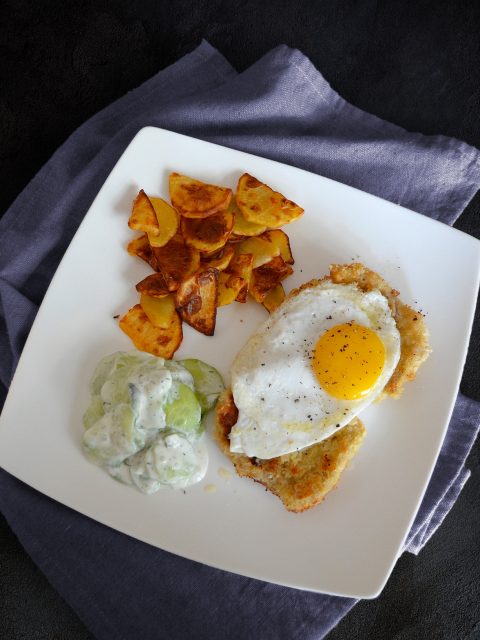 Paniertes Schnitzel mit Spiegelei