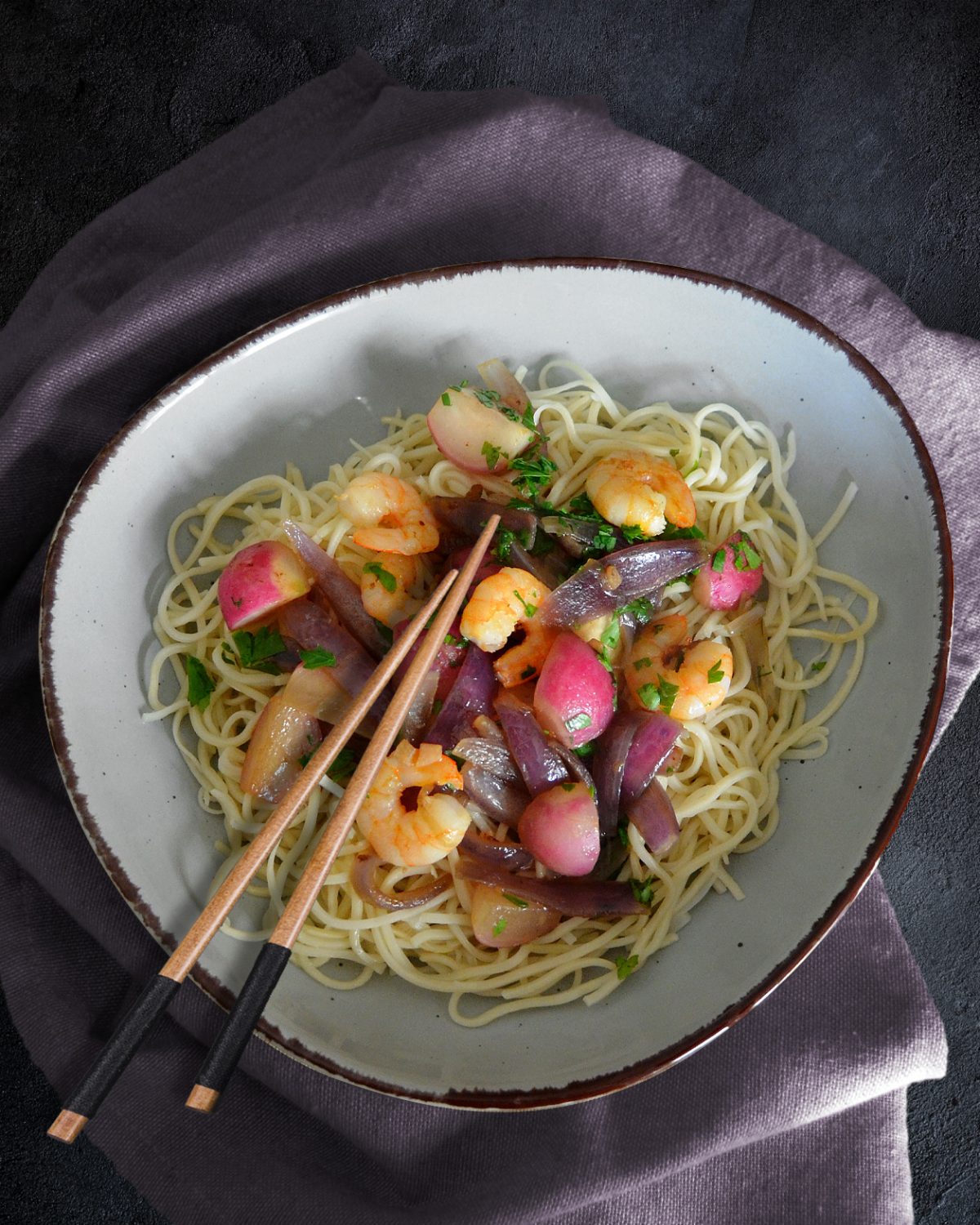 Mie Nudeln mit Radieschen, roten Zwiebeln und Garnelen