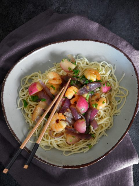 Mie Nudeln mit Radieschen, roten Zwiebeln und Garnelen