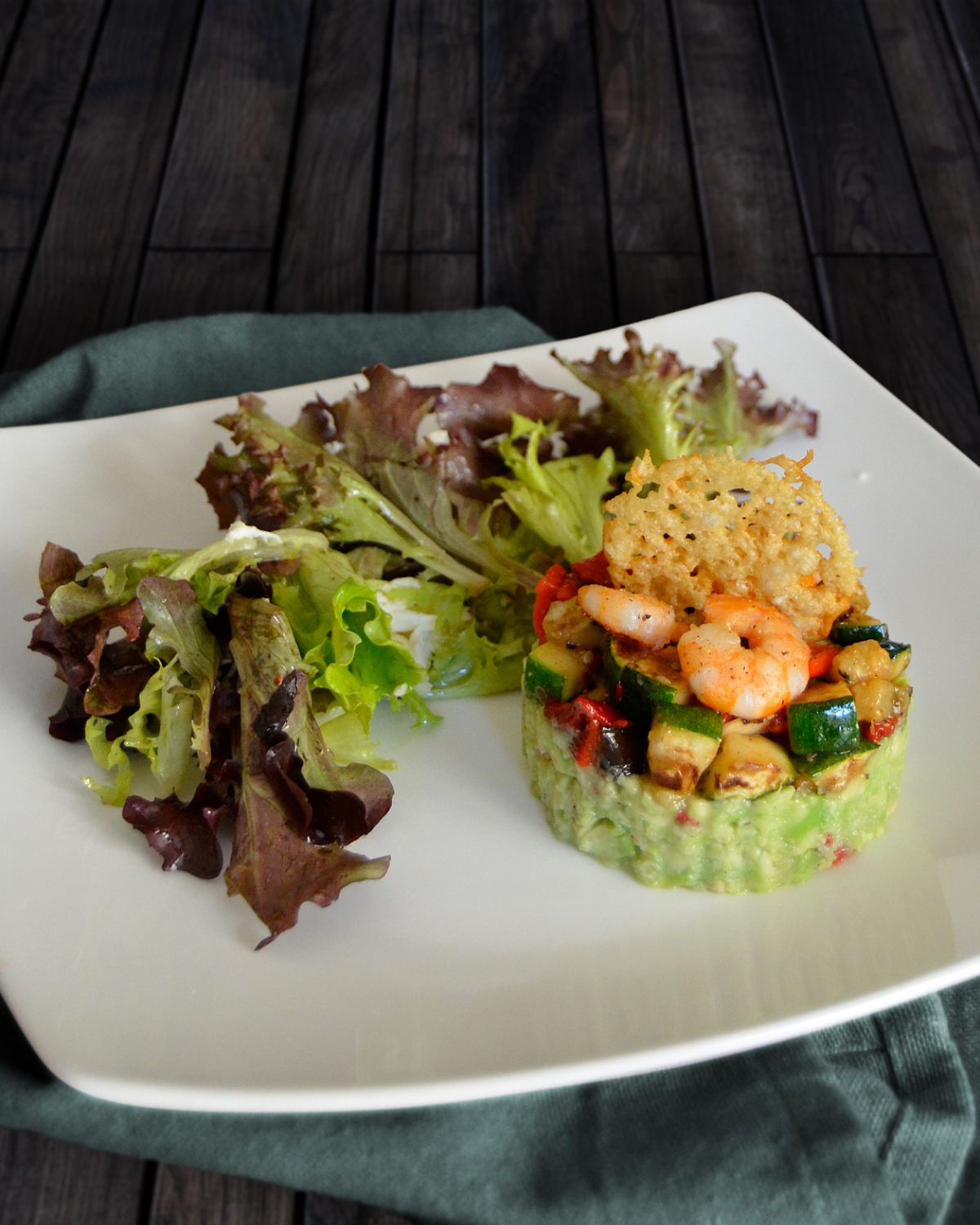 Antipasti mit Garnelen auf Guacamole