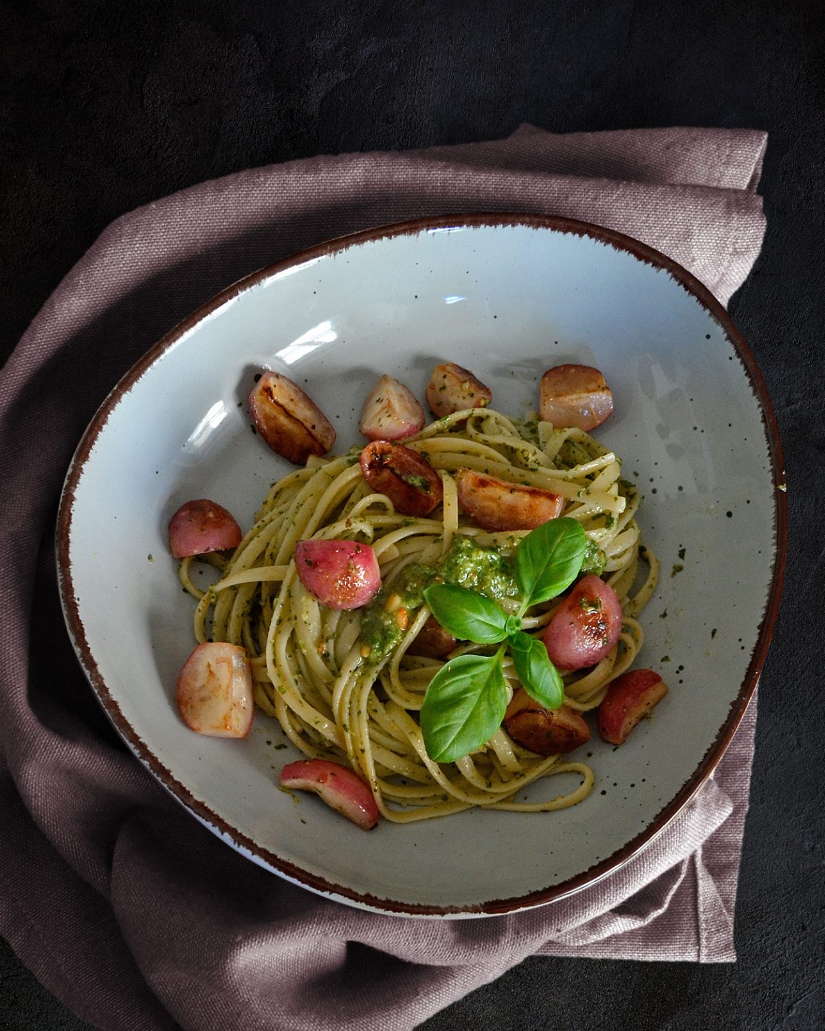 Linguine mit Pesto und gebratenen Radieschen