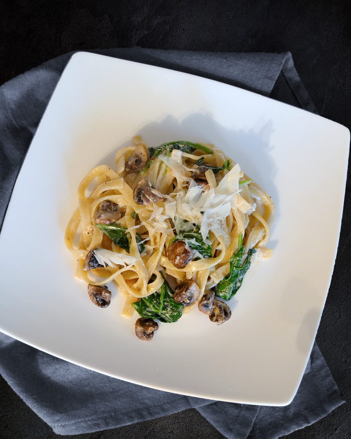 Tagliatelle mit Champignons und Spinat